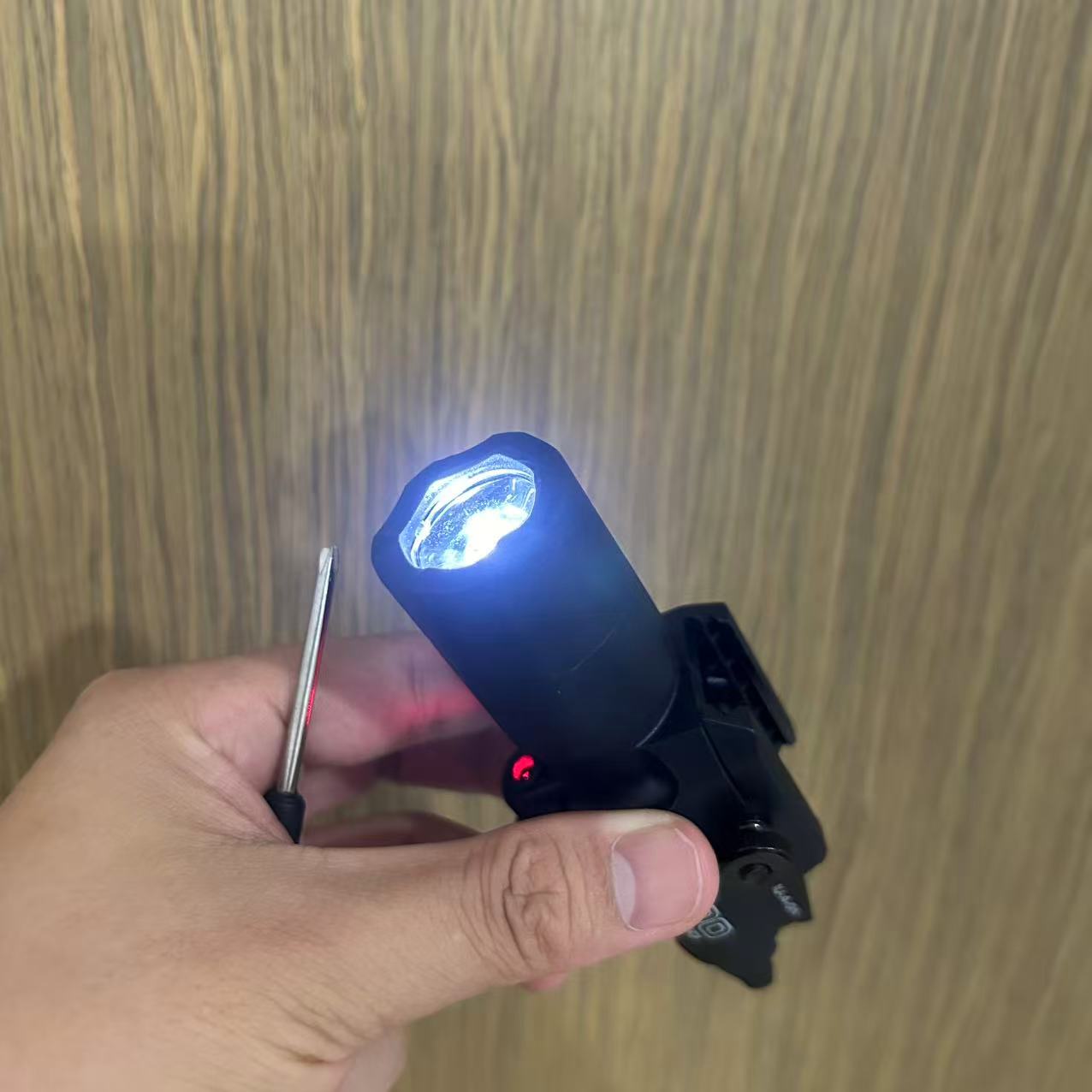 Latarka taktyczna na podczerwi – Industrial Laser Gun recenzja i cena